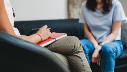 A student talks with a counselor